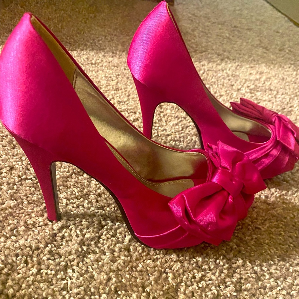 Bright pink heels with bow